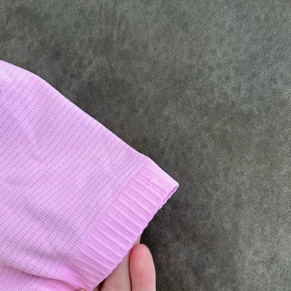 Pink lululemon tee - Picture 4 of 4